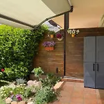 Charming Garden Apartment En \