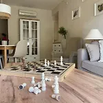 Charming Garden Apartment En \